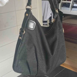  - En jättefin Donna karan väska! Fint skick och inga defekter 🥰 Köptes för 999kr. Säljer pga ingen användning:( För fler frågor och bilder kontakta mig.