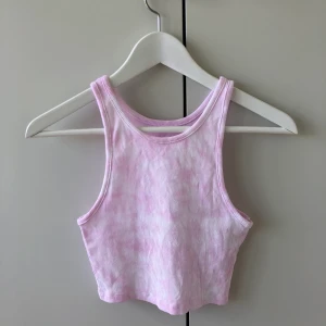 Tie dye färgat linne 11 - Ett supersnyggt tie-dye färgat linne i en croppad modell. Har aldrig använt så det är nyskick. Frakt tillkommer på 22kr. Eftersom dessa linnen är väldigt populära och många vill köpa är det viktigt att man kan swisha direkt! :) 