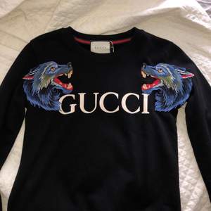 Gucci sweatshirt med vargar på. Storlek S men passar en M också då den är lite oversized. Väldigt unik och fin. Fått den i present men har aldrig använt den då den inte riktigt är min stil.
