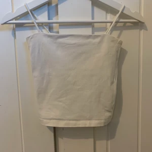 Vit topp - Säljer denhär vita toppen i storlek xs. Andvänd ett fåtal gånger. Köparen står för frakten.