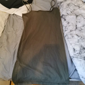 Grön trikåklänning  - Aldrig använd från HM