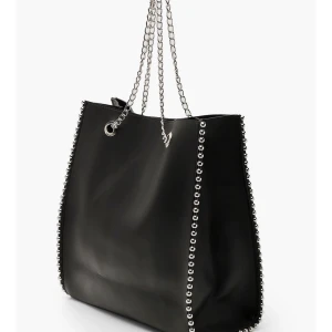 Svart väska - Svart väska med Silver detaljer, rymlig och bra rejält material. Använd 1 gång