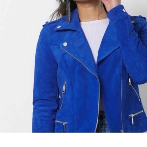 Blå jacka i storlek XS - Jättesnygg blå jacka från Vero Moda. Säljer för att den är för liten på mig, har därför bara använt den ca 2 ggr så den är som ny! Köpt för 1000kr på Vero Moda, säljer för 400! Swipe för fler bilder:)