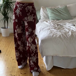 Byxor  - Supersköna blommiga byxor från Vero Moda! Knappt använda, så bra skick. Jag är 165 och de går lite över fötterna på mig 🥰🥰