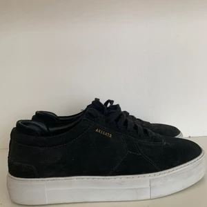 Axel arigato( typ nya - Skit snygga skor. Jag har använt den 2 gånger och dne stått i garderoben. Självklart äkta Arigatos. Skolplan och OG pinnar ingår. Köpare står för frakt