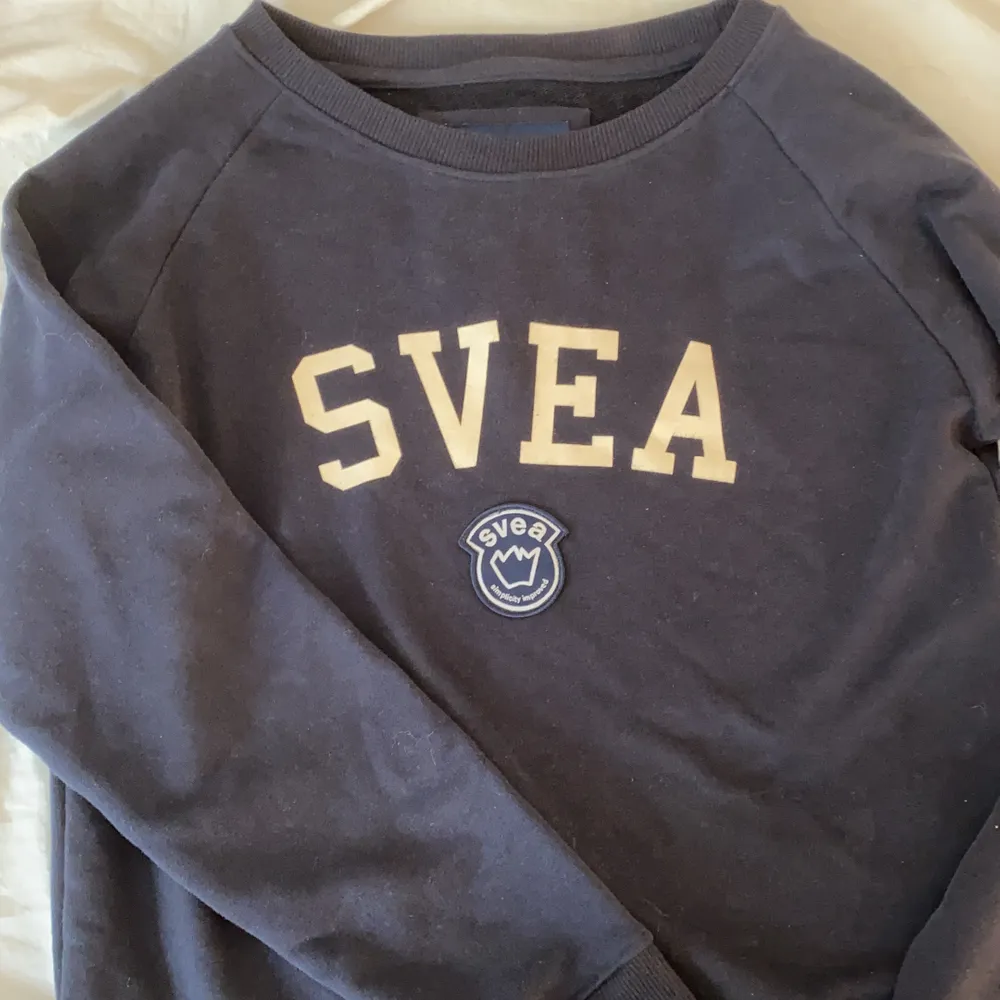 en superfint mörkblå tröja från Svea som jag aldrig använt! Jätte skönt material! Storlek XS/S🥰. Tröjor & Koftor.