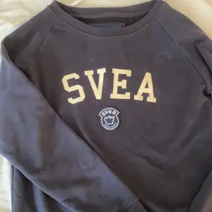 en superfint mörkblå tröja från Svea som jag aldrig använt! Jätte skönt material! Storlek XS/S🥰