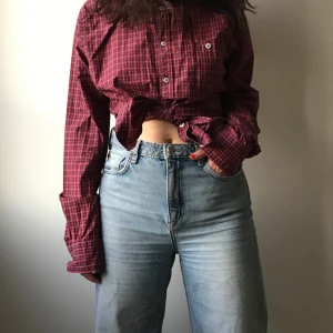 Rutig oversize skjorta  - Röd rutig oversizead skjorta. Fin både knuten och utsläppt. 100% bomull från Filippa K. Medium mansstorlek men passar en small bra om man vill ha oversize!