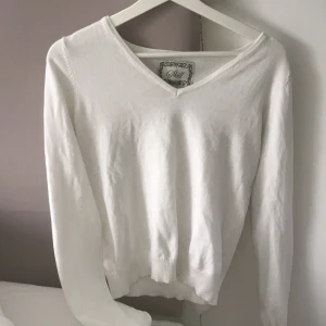 Tröja - En vit v-ringad tröja från Ullared. Använd få tal gånger där av att jag säljer den. Köparen står för frakten.