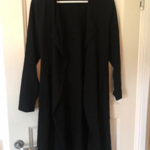 Kappa - Svart kappa från bikbok