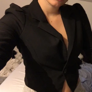 Kort ”kostym”  - Storlek 36 ifrån H&M! Fint skick då den är oanvänd. Pris går att diskuteras🧡🧡🧡