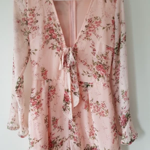 Jumpsuit - Jättefint skick. Använd fåtal gånger. Storlek 38 men mer som en 36. 