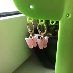 Örhängen med rosa fjärilar  - SÅLD