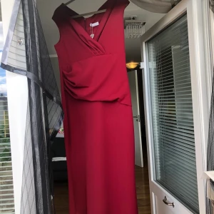 GODDIVA dress 44/46  - Balklänning i en vacker mörkröd färg. I perfekt skick, aldrig använts. Tjockt och stretchigt material som sätter sig fint längs kurvorna 💕 