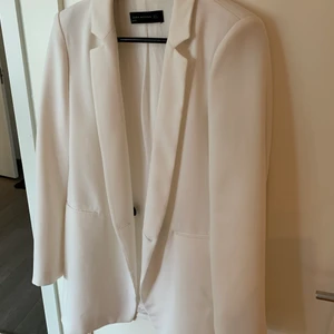 Zara kavaj  - Zara kavaj i storlek M. Köparen står för frakten. 