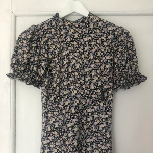 Blommig klänning - Jätte fin blommig klänning ifrån asos, använd bara en gång! Stretchigt och skönt material. St 36. 300+ frakt