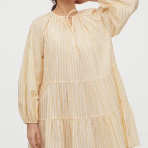 Slutsåld strand klänning från h&m! - Säljer denna fina strandklänningen från h&m! Väldigt populär och helt slutsåld❤️ i storlek S men passar XS-L då den är oversized⚡️😋 helt oanvänd, prislappen sitter kvar!! skriv för fler bilder eller frågor!!⚡️✨🥰 (frakt ingår!!)