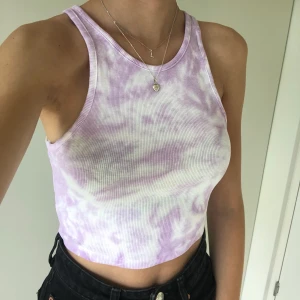Tie dye färgat linne 7.. - Ett supersnyggt tie-dye färgat linne i en croppad modell. Har aldrig använt så det är nyskick. Frakt tillkommer på 22kr. Eftersom dessa linnen är väldigt populära och många vill köpa är det viktigt att man kan swisha direkt! :) 
