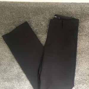 Kostymbyxor från bikbok - Svarta kostymbyxor från bikbok. Bootcut. Väldigt fint skick. 40kr frakt tillkommer.