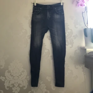 Leggings  - Ett par sååå sköna leggings med fejkdetaljer (syns bild 2) de är så sköna men fortfarande snygga till vardagen💖
