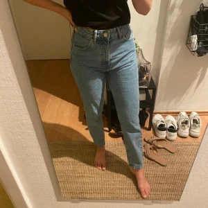 Ljusa jeans med snygg passform - Ljusa jeans. Köparen står frakten (cirka 40-50kr). Helt oanvända och är mycket fint skick.