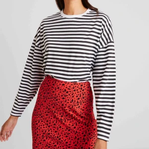  - Helt oanvänd tröja från missguided. Prislapp finns kvar och köptes för 200kr:) frakten står köparen för:)