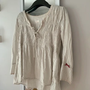 Blus från Odd Molly - Superfin vit-beige-randig blus från Odd Molly 🤍 fint skick i Storlek 1 (XS/S) 🤍 frakt tillkommer och vid flera köpare blir det budgivning som avslutas 24 timmar efter första budet 