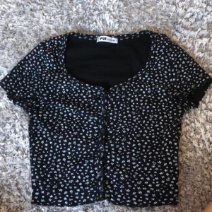 Topp - Blommig trendig topp i stl XS (oanvänd), brandy melville inspererad