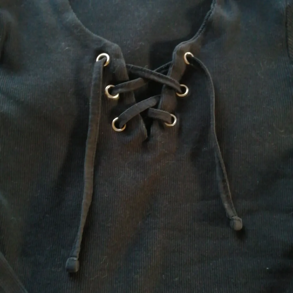 Svart ribbad basic tröja med knytning i halsen och 3/4 ärm, storlek XS, oanvänd i nytt skick . Toppar.
