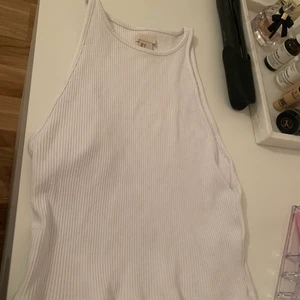 Tank top från H&M strl S - Bra skick knappt använd då den är lite för stor för mig. Frakt tillkommer: 22:-