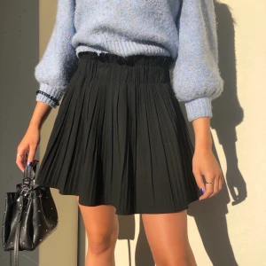 Kjol från zara stl S - Säljer nu en söt kjol från zara i storlek S. Köpt för cirka ett år sen och har knappt använt den. Skriv till mig om ni vill ha fler bilder eller undrar något! Köparen står för frakt