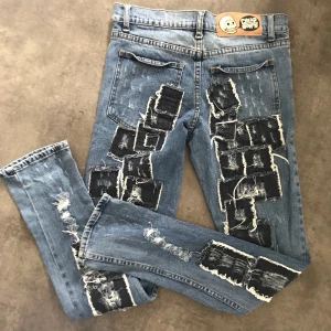 Cheop Monday - Som nya endast testade. Storlek 29/32.    Erbjuder leverans men köparen står för fraktkostnaden 