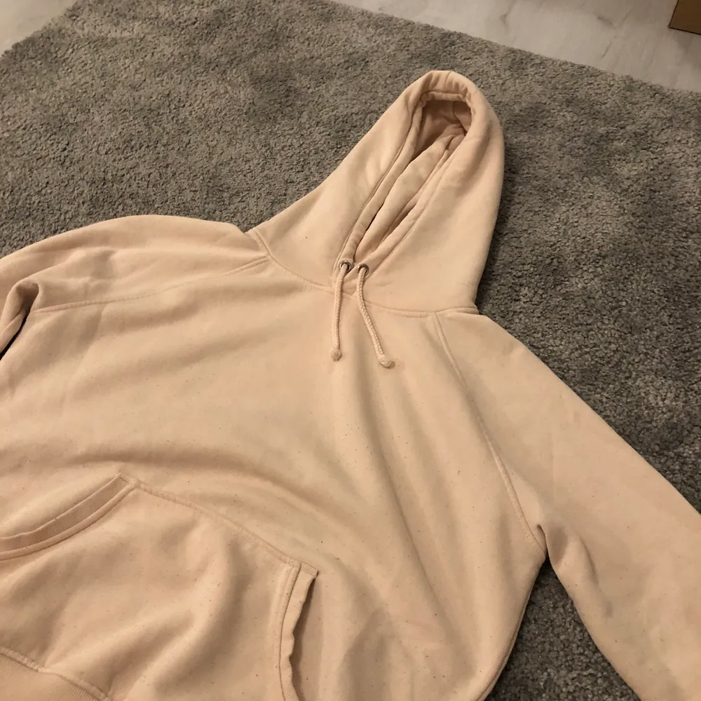 Jättemysig beige hoodie från bikbok. Använd några gånger men i fint skick. Storlek L. Säljer för 100kr +frakt <3. Hoodies.