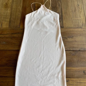 Ljusrosa Bohoo klänning Petite - Jätte söt ljusrosa klänning från Bohoo Petite som inte kommit till användning, den är i jättefint skick och lite rosare i verklighete. 