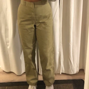 Snygga Dickies byxor  - Säljer dessa dunder snygga Dickies byxor eftersom de ej kommer till användning! Använd få gånger och är därmed i fint skick!💖 Skriv för fler bilder!      Köparen står för frakt!!