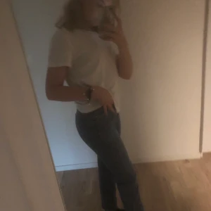 Raka/mom jeans - Dessa FANTASTISKA raka jeans som ja älskar mer än allt men dem är försmå tyvärr!! Dem är ganska använda men det syns inte över huvud taget, dem sitter så bra och är så sköna! Strl 34 vilket motsvarar xs och s. Köpta på Lindex, undrar ni något så fråga på.