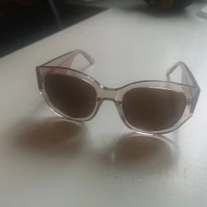 Solglasögon CARIN WESTER - I princip oanvända. Mkt gott skick. 99 kr eller högstbjudande. Hårt fodral som skyddar solglasögonen ingår! Inköpt sommaren 2019. Obs. publicerad på fler säljsidor. Frakt tillkommer. 