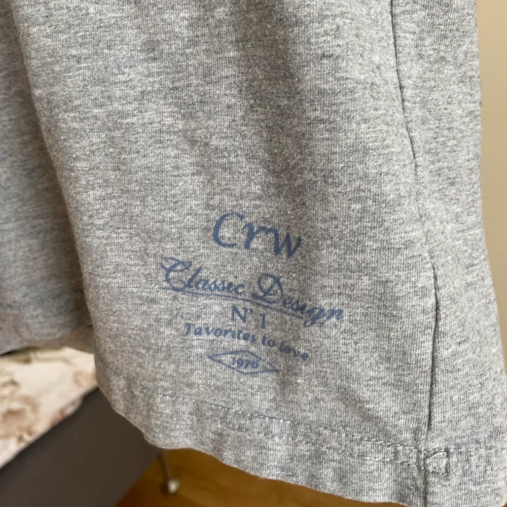 Grå tröja i tajt modell strl XS, från CRW som säljer ridkläder men köpte den då jag gillade modellen och har haft den till vardags. Nyskick o kan fraktas👍🏼. Tröjor & Koftor.