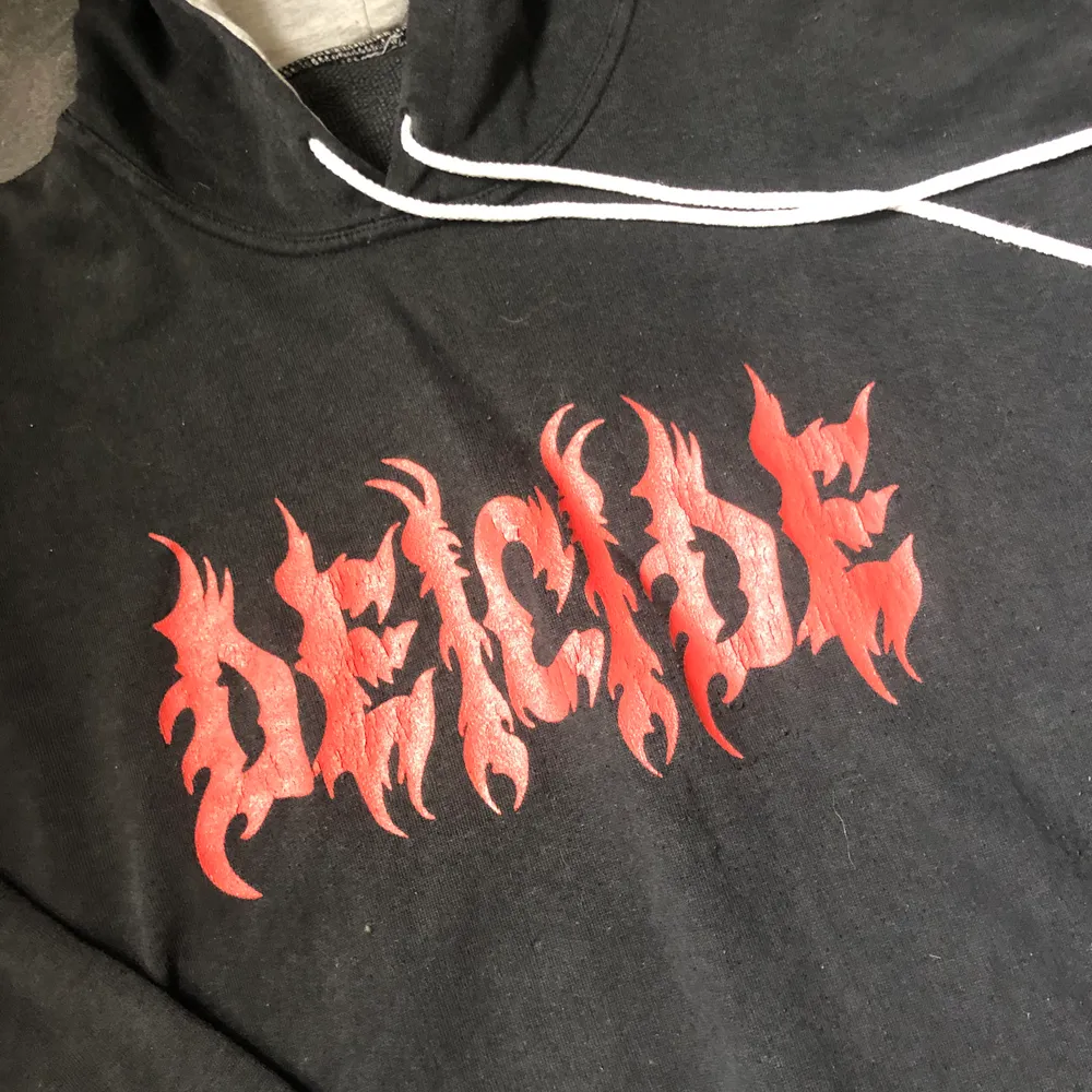 Ball Hoodie med texten ”deicide”. Riktigt snygg men kommer inte till användning då jag har så många redan. . Hoodies.