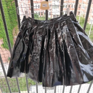 Lackkjol  - En av mina all time favoriter. Piffar upp alla outfits och är lagom sexig. Möts helst upp annars tillkommer frakt! 