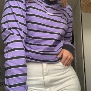 Långärmad tröja lila💟 - Lila/svart/vit-randig lpngärmad tröja med snygga muddar! Från märket rotation, kan köpas på Carlings. Passar bra till vitt och svart!💟💟