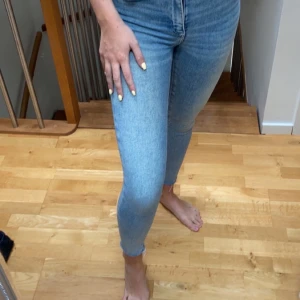 Jeans från bikbok storlek 34 - Snygga Jeans från bikbok storlek 34 passar även en 36:a. Sparsamt använda. 