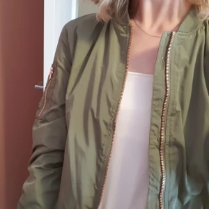 Vår/sommarjacka - Perfekt vår/sommarjacka! Storlek S, aldrig använd! Kan mötas upp i Uppsala/Stockholm, alternativt skicka mot fraktkostnad.💚