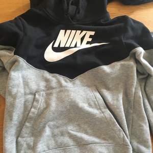 Hoodie från Nike i storlek XS.Sitter bra på mig som vanligtvis har S.Buda från 50🧚🏽Frakt står köparen för!