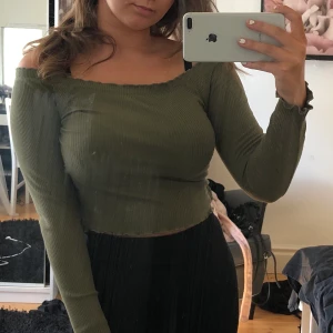 Grön Off-Shoulder - Frakt ingår i pris! Superskön och söt topp. Åker inte upp över axlarna så fort man rör på sig. Som ny! 
