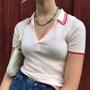 Fin H&M topp  - H&M ribbad topp. Rosa & röd i fin stick. Frakt tillkommer 