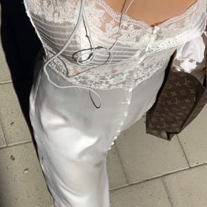 Söker denna vita klänning i satin med spets från Zara. Hör gärna av er om ni säljer 🥺❣️