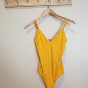 Gul body - Säljer min gula body från bikbok. Stringmodell. Använd någon enstaka gång. Köparen står för frakt 