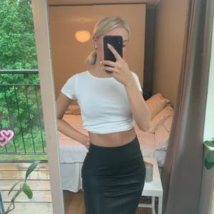 Skinnkjol - Min fina kjol i fake skinn!🖤 väldigt bra skick då den knappt är använd. Säljer för 150kr (+frakt)