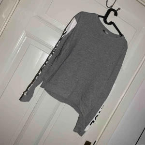  - Grå sweatshirt med texten ” Never miss a chance ” på ärmarna.  Storlek M. Finns i malmö. 